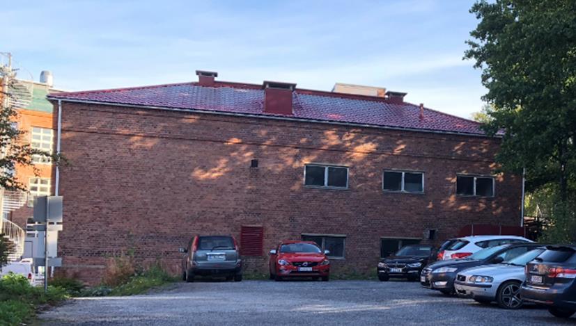3.4 Autotalli Punatiilinen, aumakattoinen autotalli kytkeytyy kiinni Kumitehtaan paloasemaan. Yhdessä paloaseman kanssa rakennukset luovat pienimittakaavaisempaa tunnelmaa tehdasalueen sydämeen.