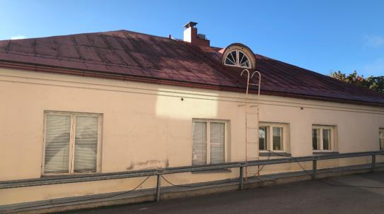 Pääjulkisivun korjaus oli juuri valmistunut, mutta julkisivu etelään oli osittain verhottuna.