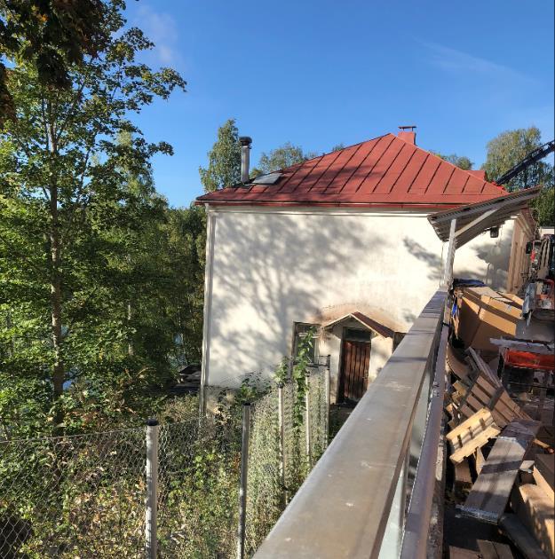 porttia. Entinen sauna, nykyinen koulutustila, on vuodelta 1939. Rakennus toimi inventointihetkellä rakennustyömaan konttorina.