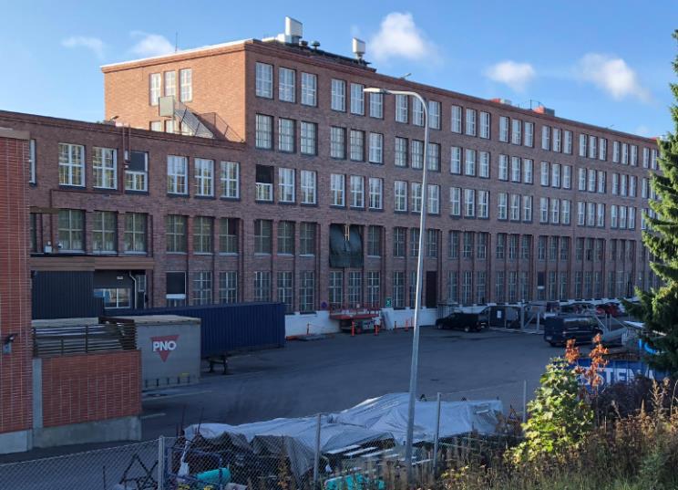 Kuva: 8 Rengastehtaan vanhimmat osat ovat 1940-luvulta ja niitä on korotettu kahdella kerroksella 1950-luvulla. Punatiilinen paloasema on rakennettu sota-aikaan vuonna 1941 ja autotalli vuonna 1946.