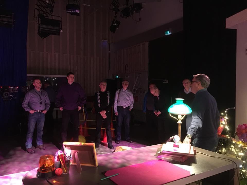 Medieproduktion Svenska YLE Vaasan esimies Jouni Assila, esitteli meille Yleisradion toimintaa, tiloja ja laitteita Ahventiellä.