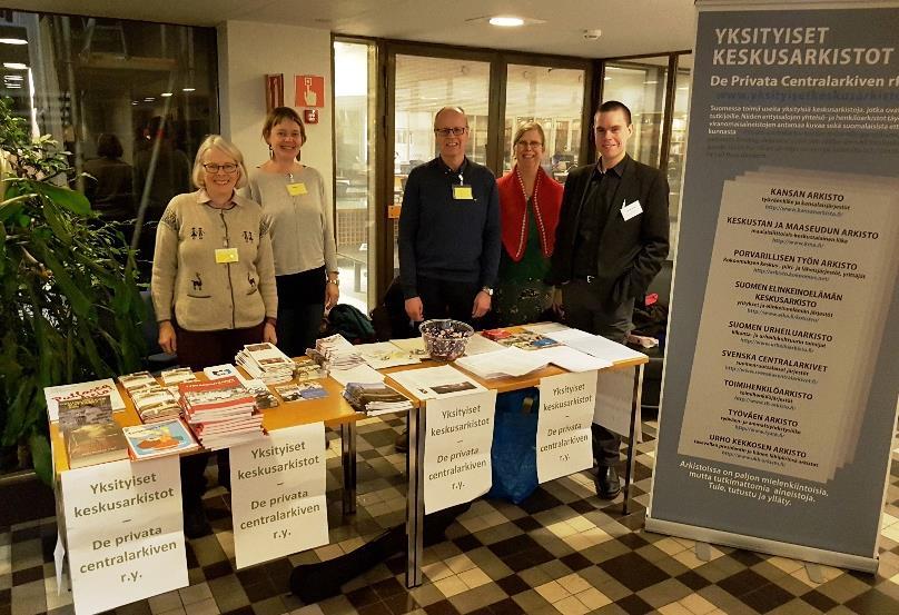 S U O M E N E L I N K E I N O E L Ä M Ä N K E S K U S A R K I S T O N T I E D O T U S L E H T I 1/2019 13 14 Kollegoiden kanssa Tieteiden yössä 10.1.2018.