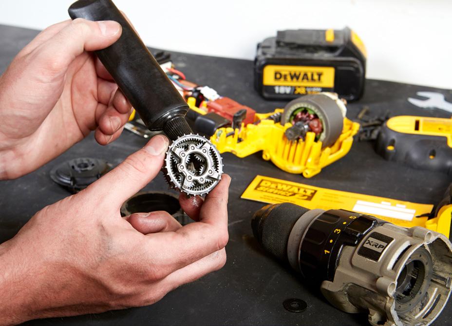 TAKUUKÄYTÄNNÖN TULKINTA TAKUUN SISÄLTÖ DeWALT korjaa veloituksetta kaikki materiaali- ja valmistusvian 12 kuukauden sisällä ostopäivästä.