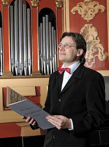 SILTA 4/2019 B 7 Jun Inadome Teoksen säveltäjä Petri Karaksela on Messukylän seurakunnan kanttoreita. Työssään hän on jatkuvasti säveltänyt ja sovittanut lähinnä kuoro- ja urkumusiikkia.