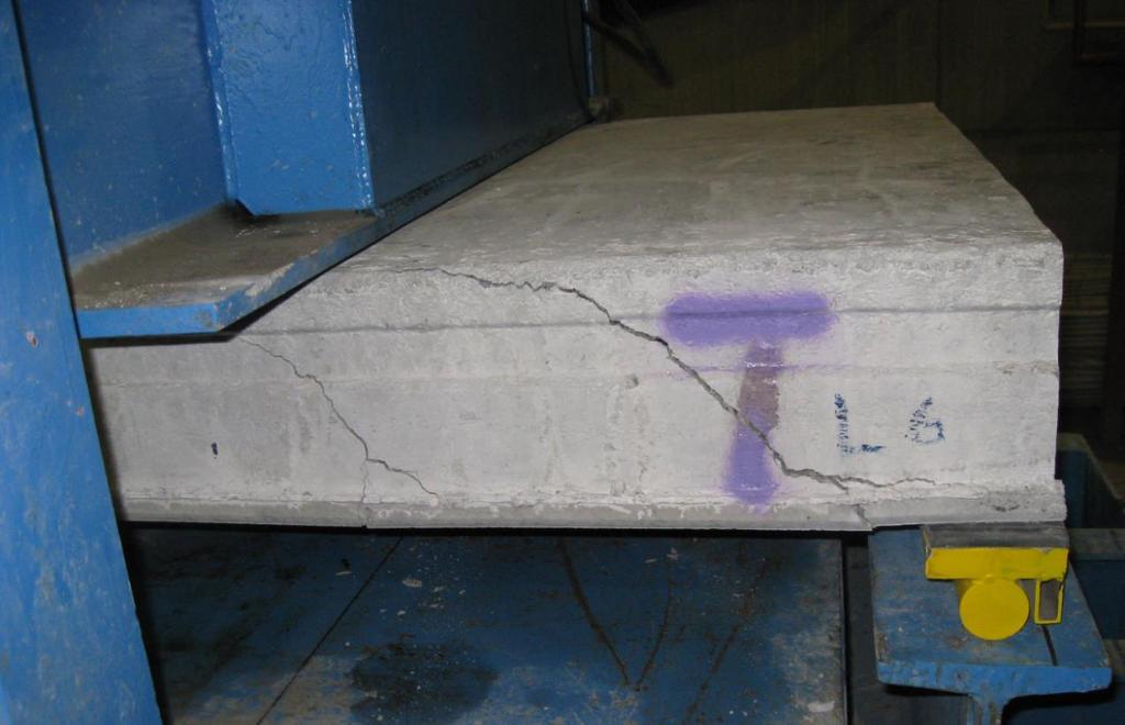27 (61) 6 LEIKKAUSKAPASITEETTI Puhdas leikkausmurto syntyy halkeamasta ja on pääasiassa riippuvainen vain poikkileikkauksen dimensioista ja betonin laadusta, varsinkin betonin vetolujuuden arvosta.