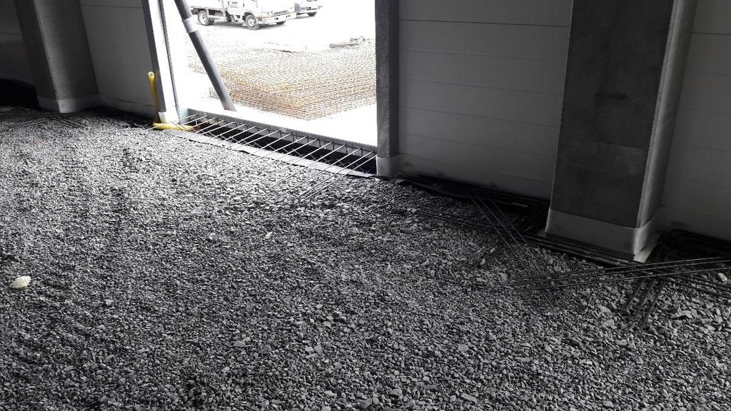 30 7.1.2 Kuitubetonilattia Työvaiheet kuitubetonilattialla ovat samat sekä verkkoraudoitetullakin lattialla, mutta raudoitusverkkojen levitys jää pois ja mahdollisesti myös liikuntasaumojen asennus.