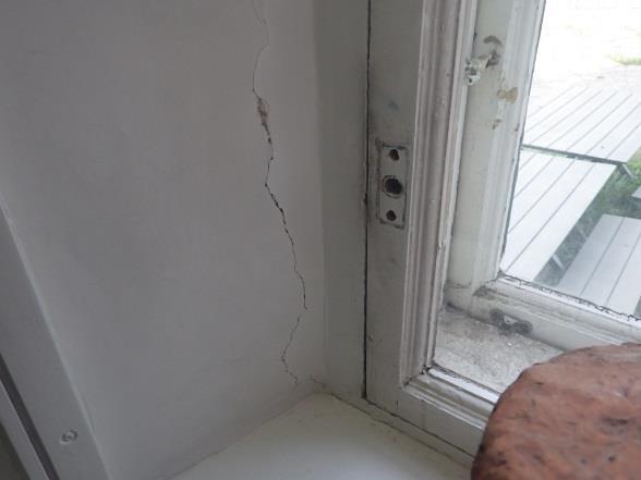 KORJAUSTARVESELVITYS 16 Ulkoseinien osalla havaittiin paikoin halkeamia Materiaalinäytteet (mikrobit) Tutkimusten yhteydessä otettiin materiaalinäytteitä niistä rakenteen rajapinnoista tai osista /