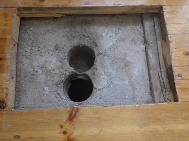 toimistohuoneessa korkkilaatta. Muovimaton ja korkkilaatan alla on tasoite.