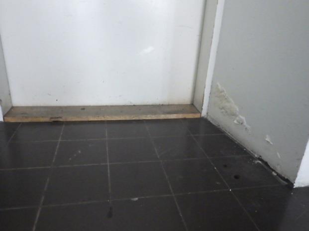 Reikä tiivistettiin ilmatiiviillä tiivistyskitillä. Toimistohuone (102) 2.