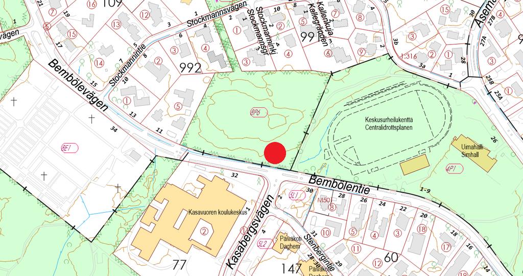 13/21 VE5 BEMBÖLENTIE, KESKUSURHEILUKENTÄN LÄNSIPUOLI (LIITE 5) Viides tutkittu vaihtoehto sijaitsee Kauniaisten keskusurheilukentän länsipuolella. Alue on asemakaavassa puistoa (P).