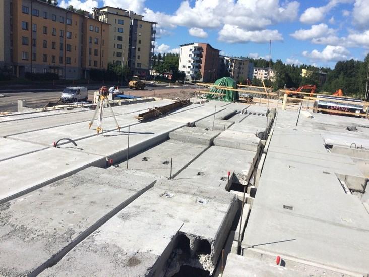 15 Kuva 14. Ontelolaattakenttä asennettuna ennen saumavaluja. Kun ontelolaatat ovat asennettu, nostetaan perinteiset hormielementit paikalleen.