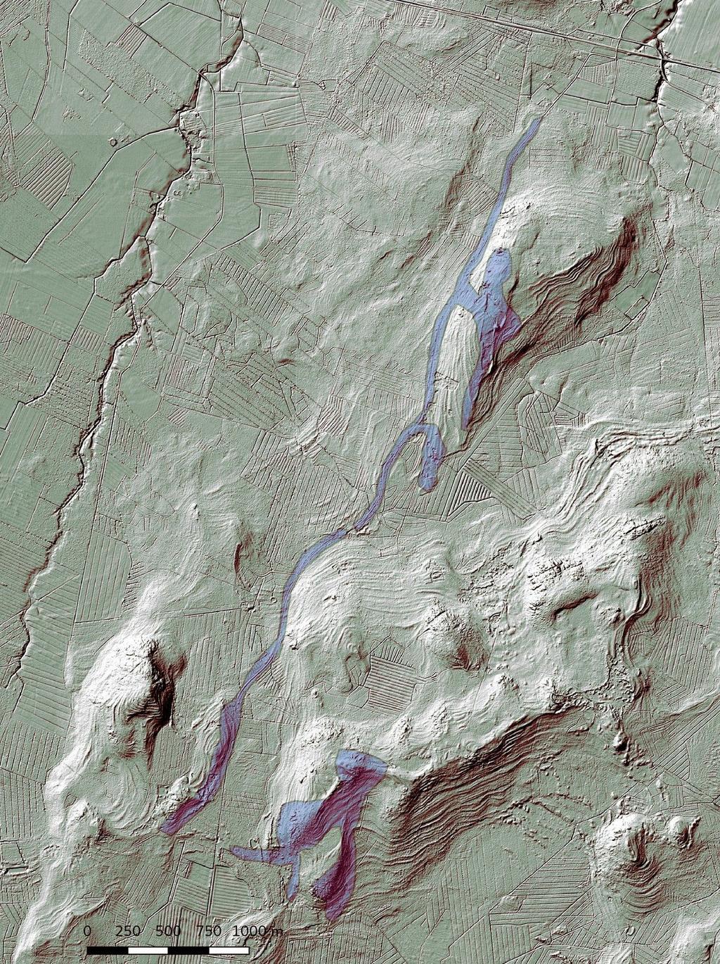 7 3. Maisema, topografia ja geologia Alueella on useita kalliokohoumia, jotka ovat pitkälti pohjamoreenin peittämiä. Korkeuserot ovat paikoitellen n. 15 m / 100 m.