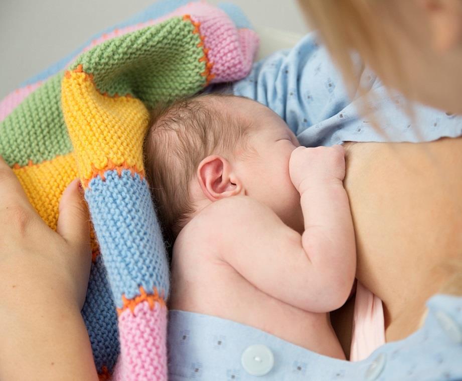 Vauvan olisi hyvä imeä pelkästään rintaa Alkuvaiheessa, kun imetys on vasta opettelua, kaiken vauvan imemisen tulisi tapahtua rinnalla. Näin varmistat parhaiten riittävän maidonerityksen.