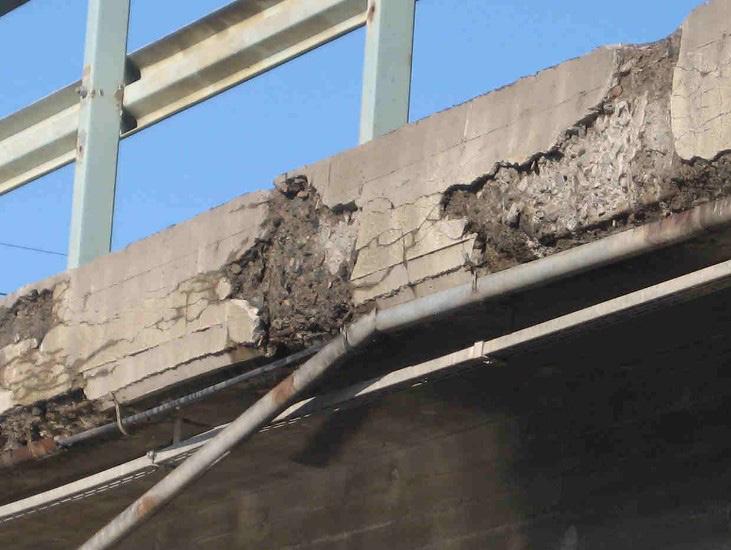 siltojen korjaus BETONIRAKENTEET BETONIPINNAN IMPREGNOINTI TYÖKOHTAISET LAATUVAATIMUKSET VÄYLÄVIRASTO Taitorakenneyksikkö 4/2019 (korvaa ohjeen 2/04) 2.252 1 VAURIO Kuva 1. Rapautunut reunapalkki.