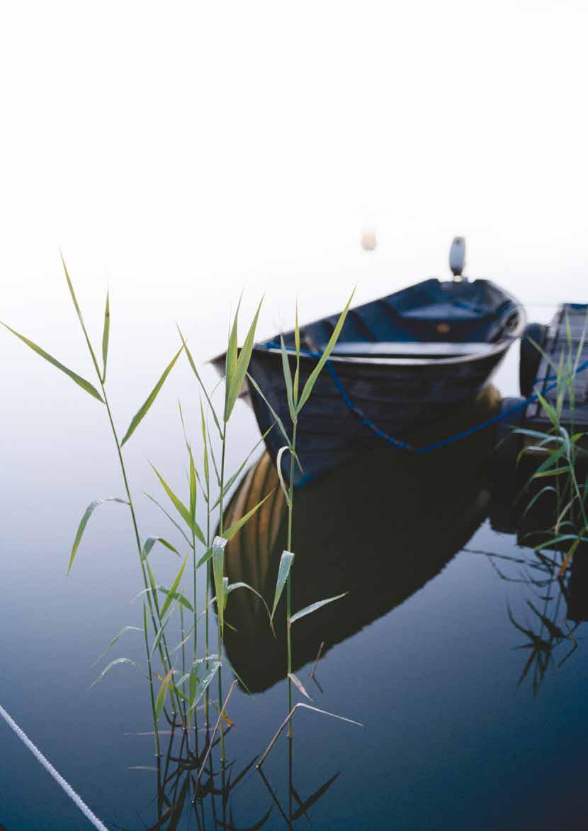 Aidosta puusta valmistettu parkettilattia on miellyttävän tuntuinen ja pintakuvioinniltaan vaihteleva.