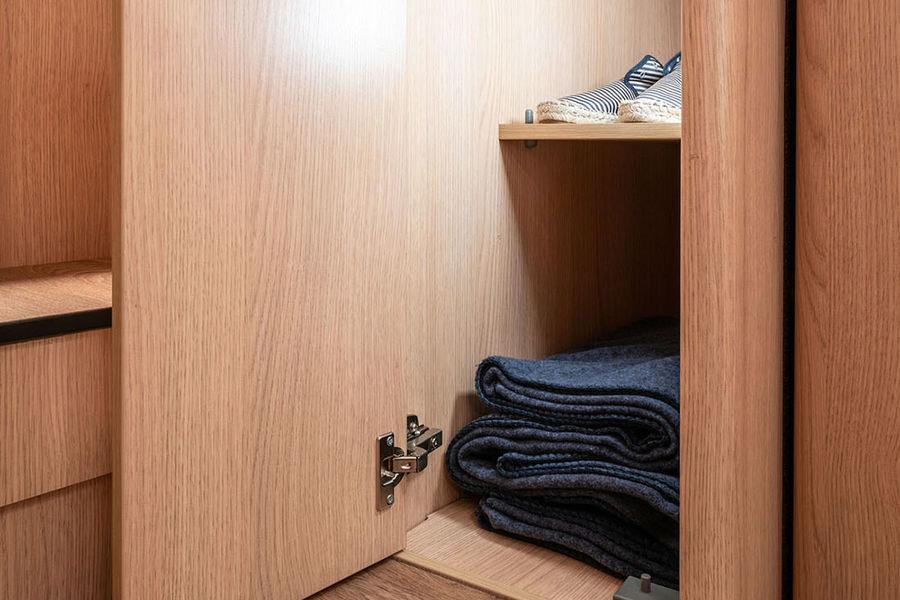 Kaappiin pääsee vaatteita ottamaan oven kautta tai nostamalla vuoteen sälepohjan ylös.