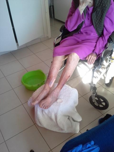 Tarpeellista työtä jalkojenhoitajana Moni vanhus oli kyvytön itse hoitamaan jalkojaan ja kynsiään.