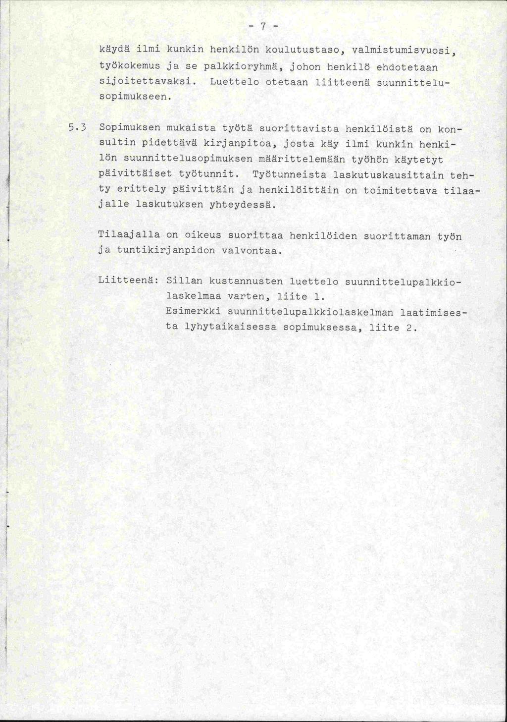 -7- käydä ilmi kunkin henkilön koulutustaso, vairnistumisvuosi, työkokemus ja se palkkioryhmä, johon henkilö ehdotetaan sijoitettavaksi. Luettelo otetaan liitteenä suunnittelusopimukseen. 5.