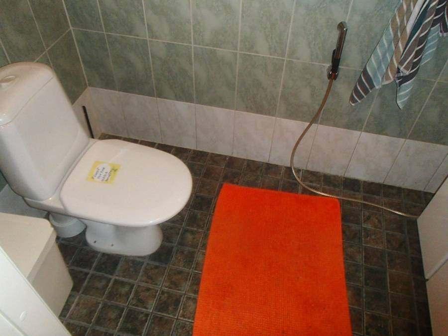 HAVAINNOT Pääsisäänkäynnin läheisyydessä olevassa wc:ssä on wc-istuimessa teksti: pönttö vuotaa. Vuotava wc-istuin lisää vedenkulutusta. Suositellaan wc-istuimen korjausta.