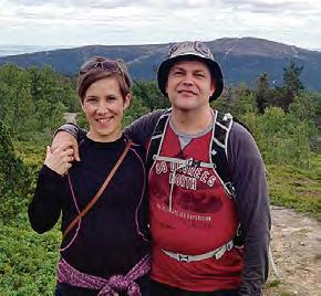 Vertaisryhmät muodostetaan mahdollisimman samankaltaisessa elämäntilanteessa olevien kesken. Luentojen ja pienryhmien aikana mielenkiintoista ohjelmaa kaikenikäisille lapsille.