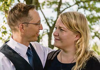 14 Avec 1/2019 Avec 1/2019 15 Koulutuspolku Teksti I MINNA TUOMINEN Kuva I JUHA PINOMAA Lempeä lakeudella -avioparikurssi 30.8. 1.9.2019 SEURAKUNTAOPISTO, LAPUA Tie hyvään tunnesuhteeseen kulkee haavoittuvuuden kautta Viikonlopun tavoitteena on syventää yhteyttä oman puolison kanssa ja nauttia yhdessäolosta.