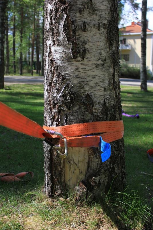 Kuormaliinan kiinnitys: 1. Kuormaliina kieritetään muutaman kerran puun ympäri. 2. Sulkurengas laitetaan samaan reikään, jossa koukku on kiinni. 3.