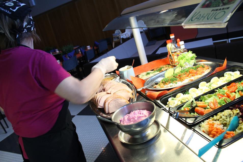 5 hoista, kahviosta sekä Petosen Lehdestä. Pinarin kahvio tarjoili asiakkaille makkaraa, salaattia, kahvia ja pullaa. Askartelukerho toi tapahtumaan oman myyjäispöytänsä.