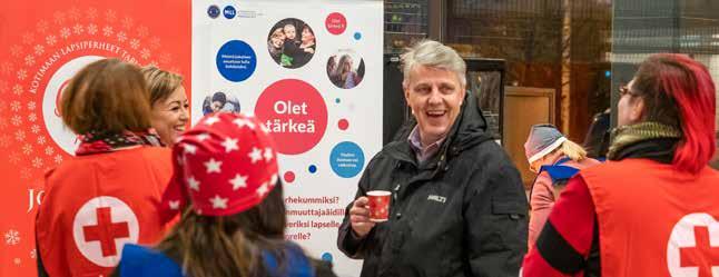 YRITYSYHTEISTYÖ Tero Hintsa Pekka Annala Hyvä Joulumieli -keräyksen avajaisissa Seinäjoen rautatieasemalla joulunalla vuonna 2018.