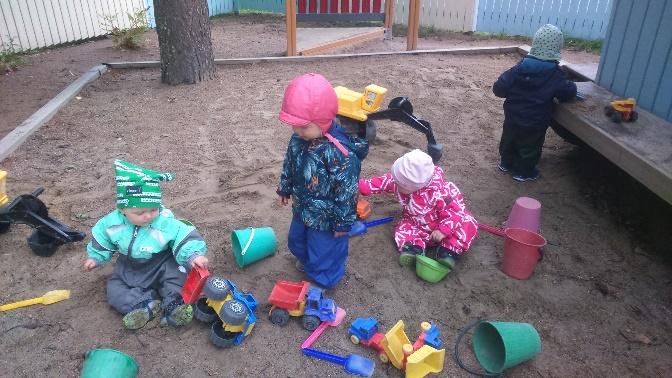 Perheelle annetaan yksilöllisesti aikaa tutustua päiväkodin arkeen. Leikki Lelut ja tarvikkeet ovat lasten saatavilla. Lapset osallistuvat leikkiympäristön rakentamiseen.