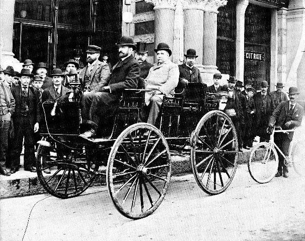 10 Kuva 2. William Morrisonin 1891 rakentama kuusipaikkainen sähköauto. 1910-luvulla sähköautot eivät pystyneet enää kilpailemaan nopeasti kehittyvien polttomoottoriautojen kanssa.