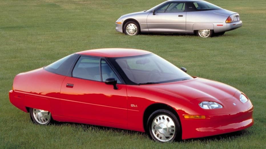 12 Kuva 4. General Motors EV1. Sähköautojen uusimman tulemisen taustalla on vuonna 1997 julkaistu sekä polttomoottorilla että sähkömoottorilla varustettu hybridimalli Toyota Prius.