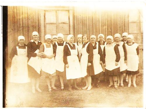 Sotakoulun muonittajat toveritapaamisess a elokuussa 1919 Sotakoulun muonittajia 1.