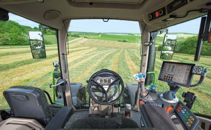 Kaksi etukuormaajamallia: Fendt Cargo 4X/75 ja Fendt Cargo 4X/80. Fendt 500 Vario todistaa joustavuutensa monipuolisissa toimenpiteissä, esimerkiksi ajorampillisen perävaunun kanssa.