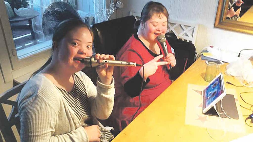 www.kskvtukiry.org KUMO:ssa musiikkia ilolla Maija Makkonen (vas) ja Elli Haverinen pitävät hauskaa laulaen.