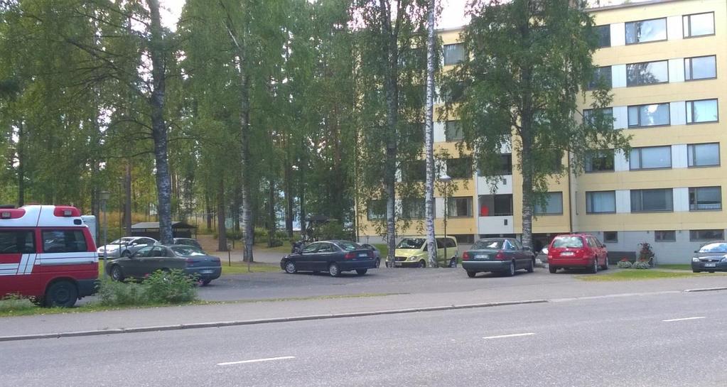 Mustikkahaan lähiön keskuksen muodostaa lähikauppa ja leikkikenttä. Keskusalueella on ollut myös päiväkoti.