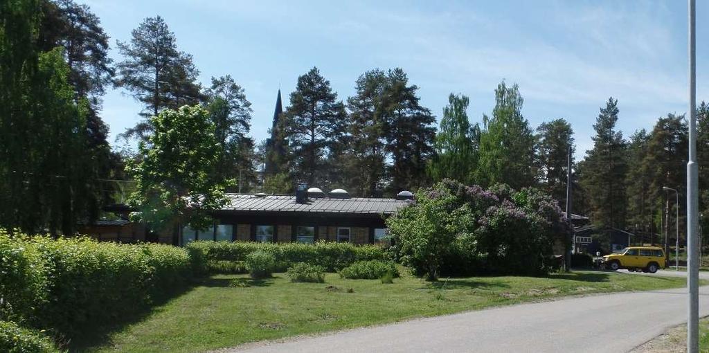 Kerttulan päiväkodin piha on rajattu keltaisella puuaidalla.