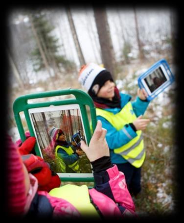 Päiväkotien ympärillä avautuu monipuolinen metsäluonto, joka tarjoaa erinomaisen mahdollisuuden luonto- ja liikuntapedagogiikan toteuttamiseen.