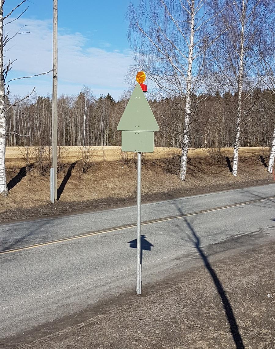 33 8.5 Testipäivä 1 Ensimmäisen testipäivän suorituspaikka oli Ala-Okeroistentiellä ja nopeusrajoitus oli 60 km/h. Pystytettyjen liikennemerkkien etäisyys oli puolimetriä mitattuna tienreunaviivasta.