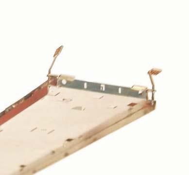 juotetaan 1,4mm:n messinkiset mutterit. Pohjassa on valmiit reiät muttereille.