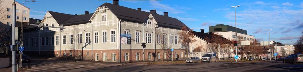Vaasankadun suuntainen rakennus on valmistunut 1901 (suunnittelija Yrjö Blomstedt) ja Hannikaisenkadun suuntainen rakennus 1888 (suunnittelija Josef Stenbäck).