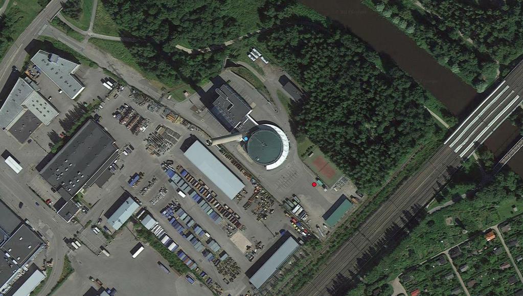 12 Kuva 3. Helen Oy:n Patolan uuden pellettilämpökeskuksen piipun sijainti punaisella pistellä merkittynä ja vanhan piipun paikka on kuvassa merkitty sinisellä pisteellä, Kuva: Google Maps, 2017.
