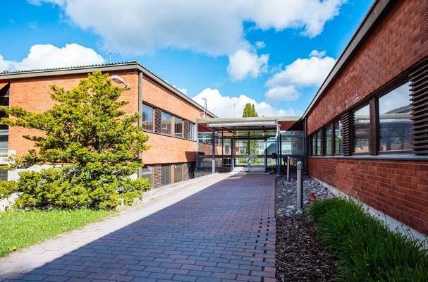 3 Ote alueen ilmakuvasta ja kuva nykyisen terveyskeskus-kirjastotalon sisäänkäynnistä. Suunnittelualueella ei sijaitse erityisiä rakennetun ympäristön arvoja tai kiinteitä muinaisjäännöksiä.