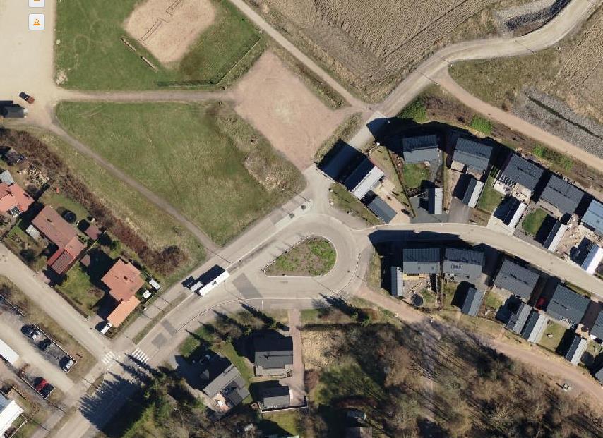 läheisyydessä sijaitseva, noin 1000 m2 kivituhkapintainen, rantalentopallokentän pysäköintialue sopisi hyvin lumien väliaikaiseen