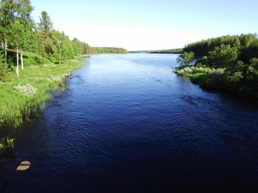 Varajoki kuvattuna Varajoen ylittävältä sillata kohti Varajärveä.