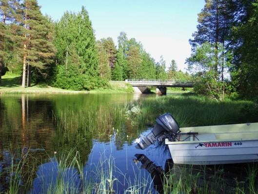 20 Kuva 22. Varajoen silta kuvattu itään. Vasemmalla talon nurmialuetta, oikealla vene. 4. Alueen esihistoriallinen maankäyttö Kainuun alue vapautui jäästä noin 11 00010 500 vuotta sitten.