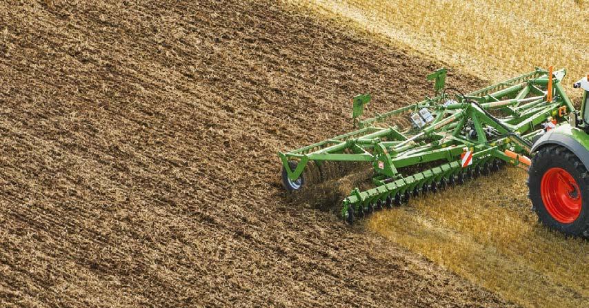 Tehokas kuljetustyössä Dynaaminen, ketterä ja sulavalinjainen Fendt 800 Vario on oivallinen tiellä ja pellolla.