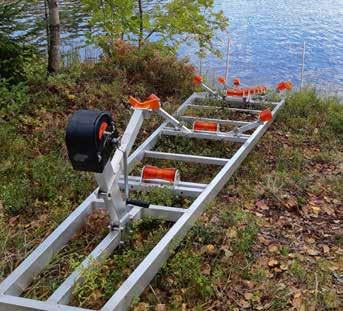 Soveltuu 4-6 m veneille 100% alumiinirunko Kaikki kiinnitysosat ruostumatonta terästä Sivurullat säädettäviä Keulatuki säädettävä Saatavana 12v sähkövinssillä ja langattomalla kauko-ohjaimella Stoltz