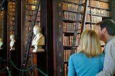 Nykyisin yliopiston vanhassa kirjastossa säilytetään kelttien kansallisaarretta, Book of Kells kirjaa, joka koostuu neljästä evankeliumista kahdessa osassa kauniisti kelttimunkkien 800- luvulla