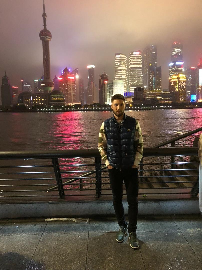 VAPAA-AIKA Shanghai Bundista kuvattuna, taustalla TV-torni ja pilvenpiirtäjät Vapaa-ajalla vietin paljon aikaa