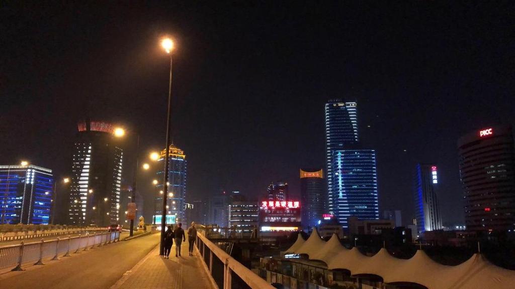 SUZHOU Ensimmäisen viikonlopun tutustuimme Suzhouhun Kiersimme kaupunkia ja keskustaa ihaillen korkeita rakennuksia, joita emme ole Suomessa tottuneet näkemään Kiertelimme myös ostoskeskuksia ja
